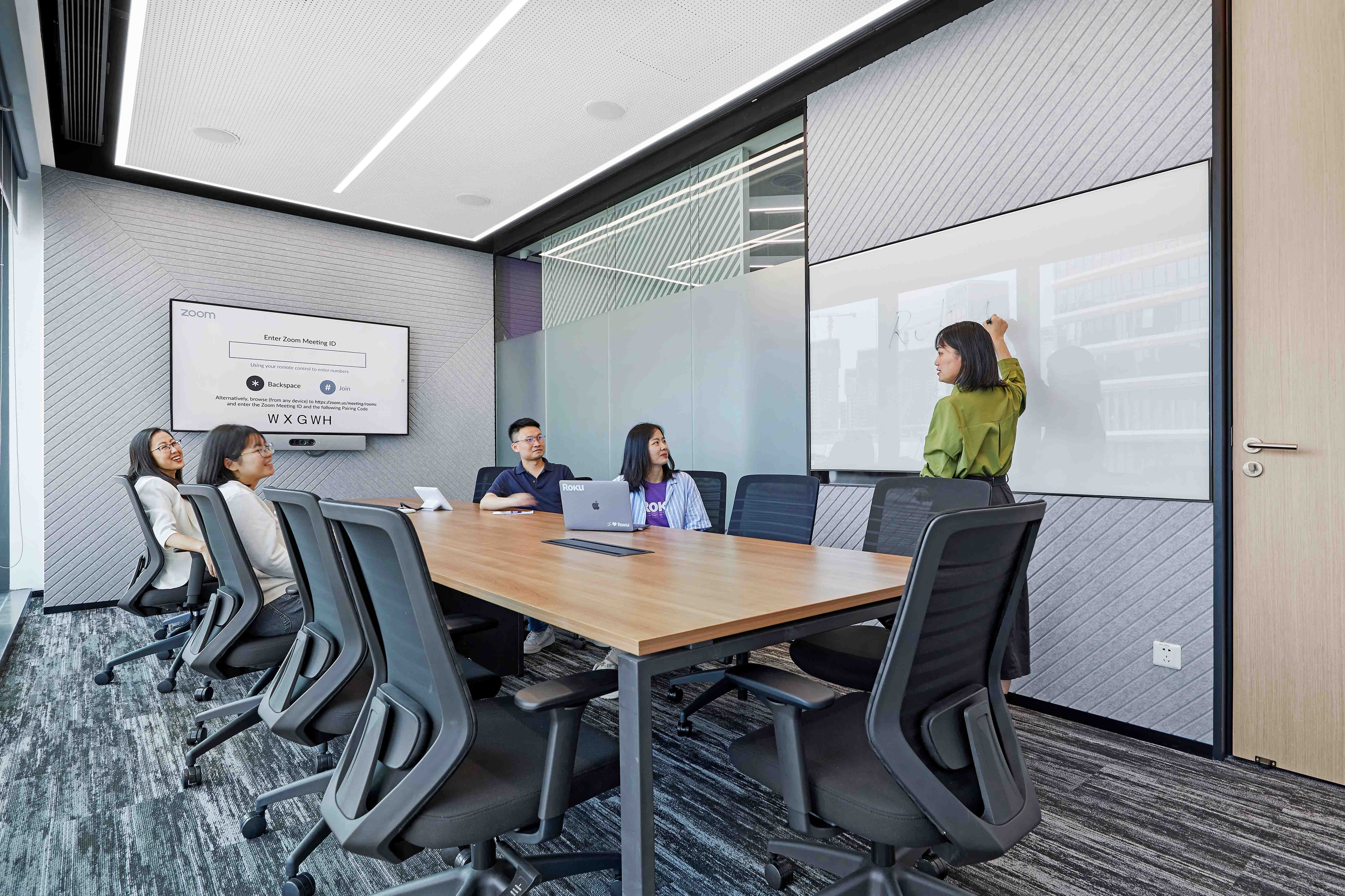main/case-studies/roku-shanghai/meeting-room-roku-shanghai.jpg
